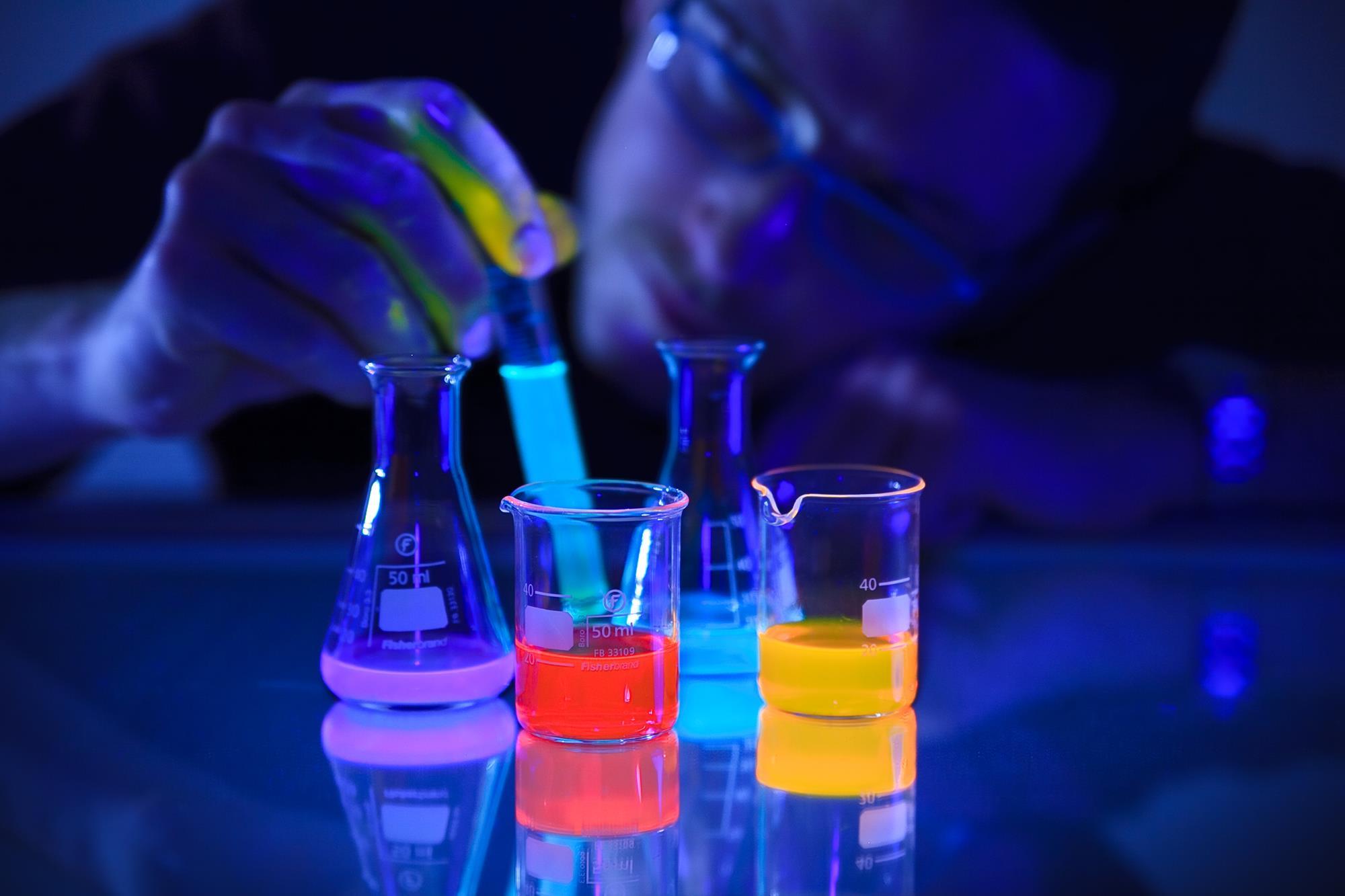 The glow stick reaction Exhibition chemistry RSC Education