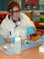 A student makes the connection using a Grätzel solar cell kit