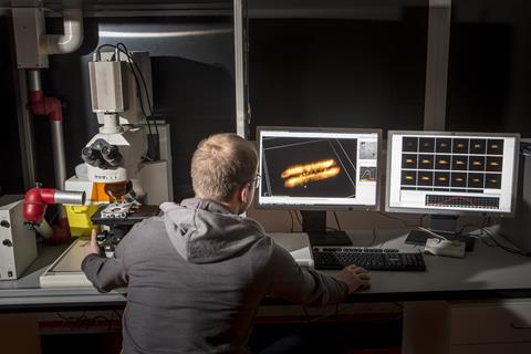 BM Weckhuysen viewing an image from a Confocal Fluorescence Microscope