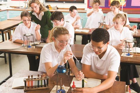 A photo of high school students in a practical chemistry lesson