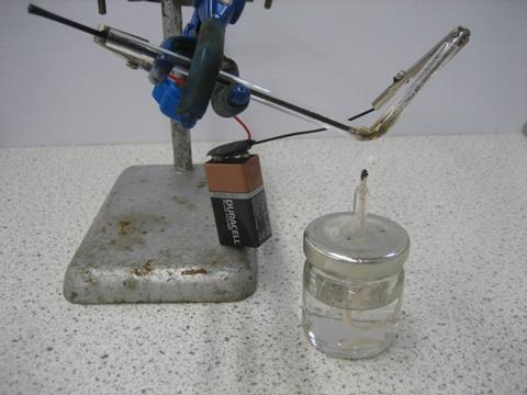 Apparatus set up for the microscale electrolysis of molten lead bromide